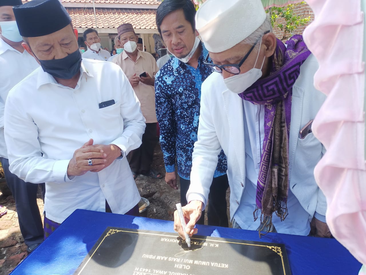 Ketua Umum MUI Pimpin Peletakan Batu Pertama Pembangunan Masjid Bergaya Saung di Cirebon